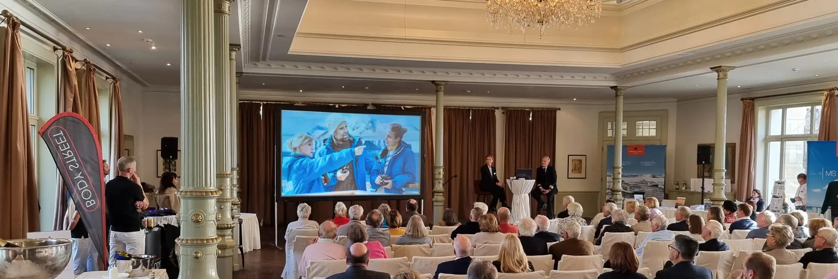 Präsentation mit Beamer und Leinwand im Süllberg Hotel Hamburg