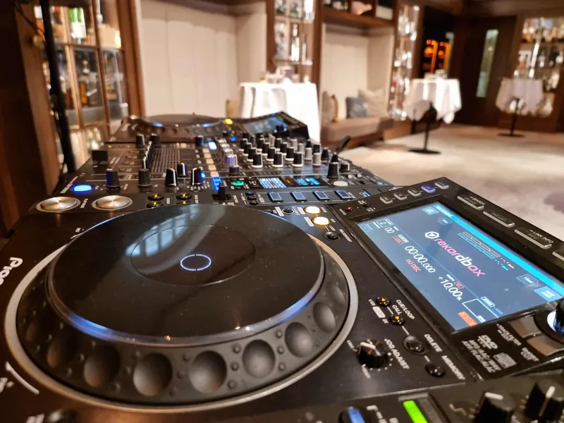 DJ-Player und Mischpult für eine private Feier