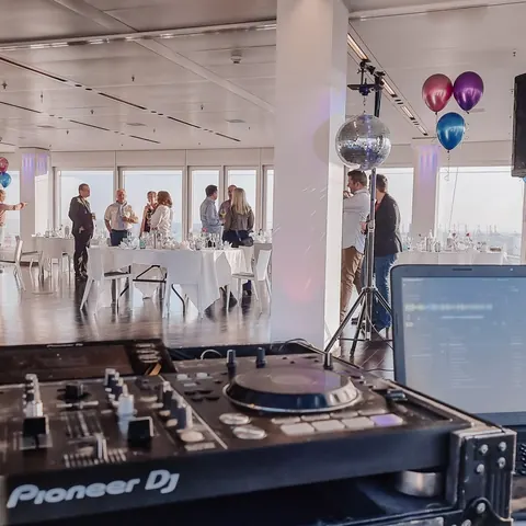 Technikaufbau für eine Hochzeitsfeier im Emporio Tower