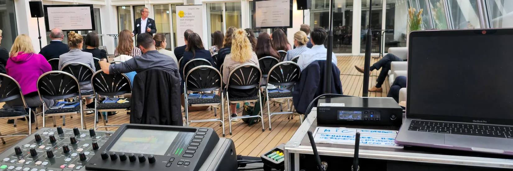 Konferenz in Hamburg mit Laptop, Mischpult und Leinwand von Prophonic