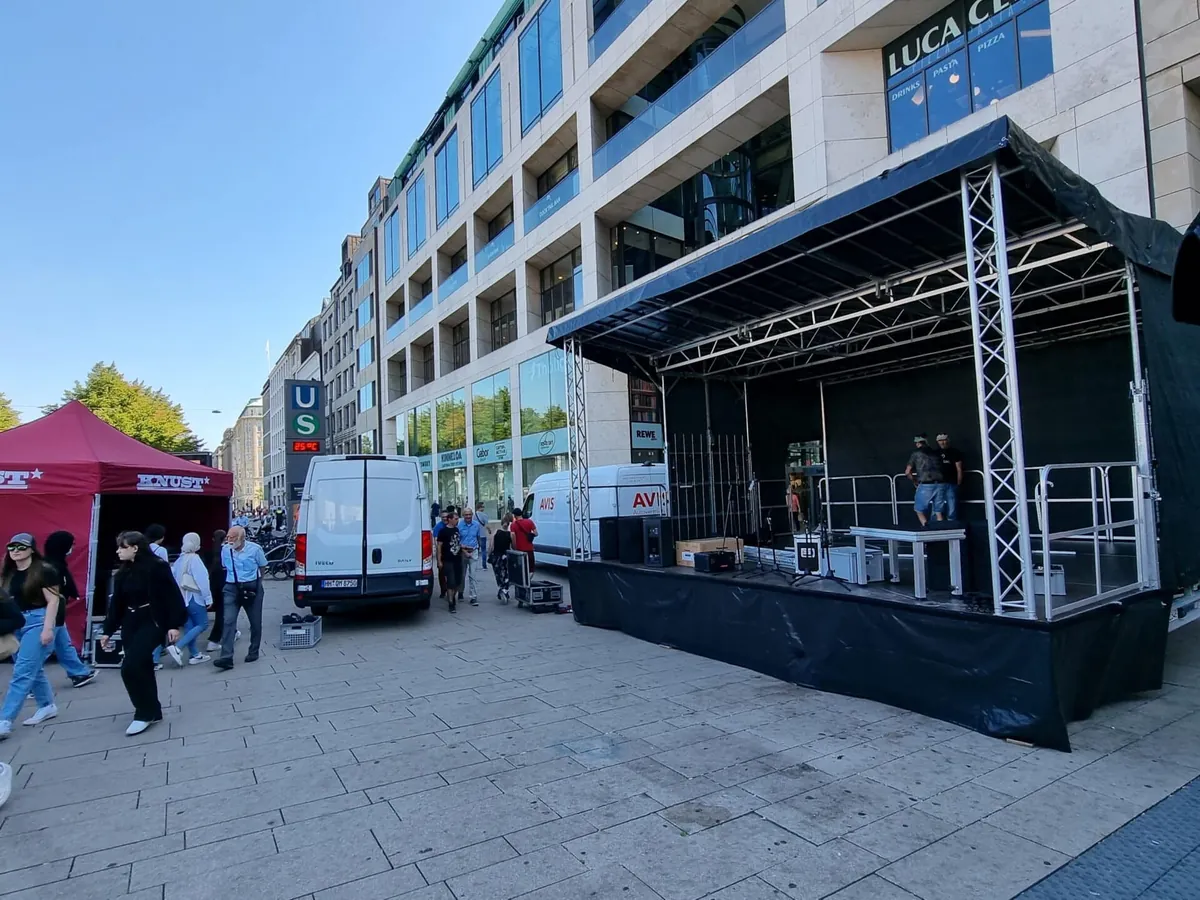 Mobile Bühne mit Traverse und Technik in Hamburg