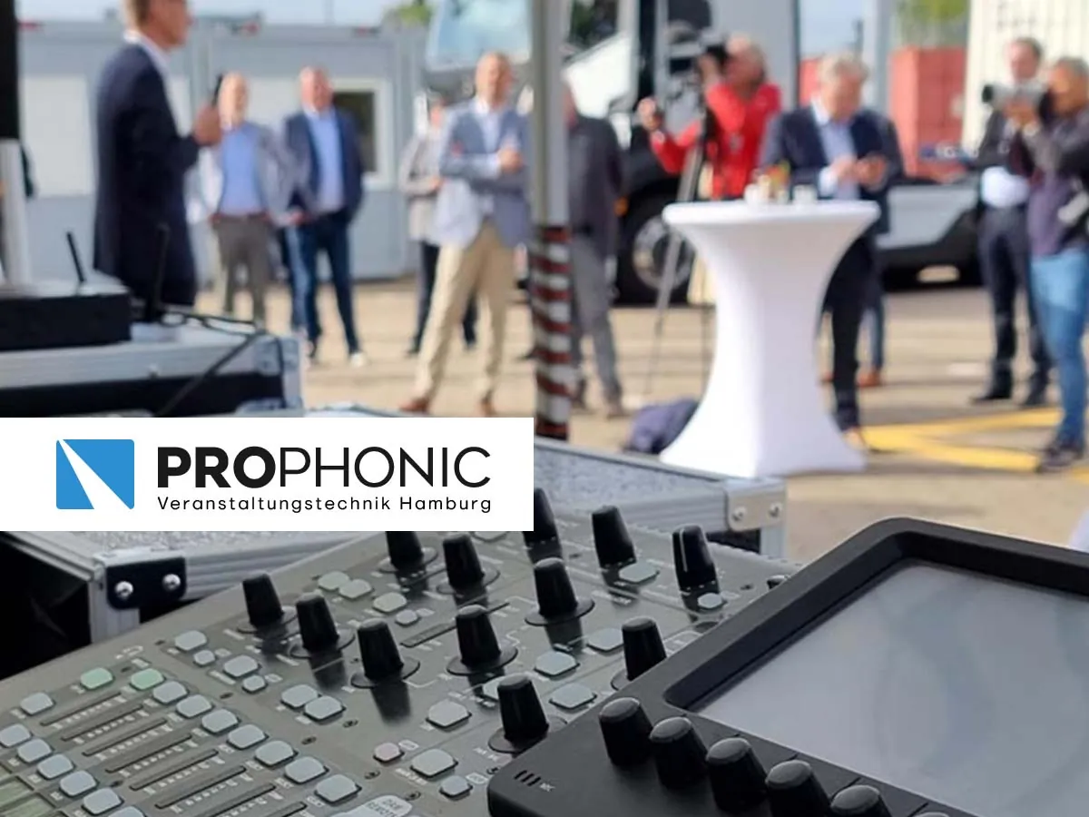 Prophonic-Team mit Technik-Case bei einem Firmenevent im Freien