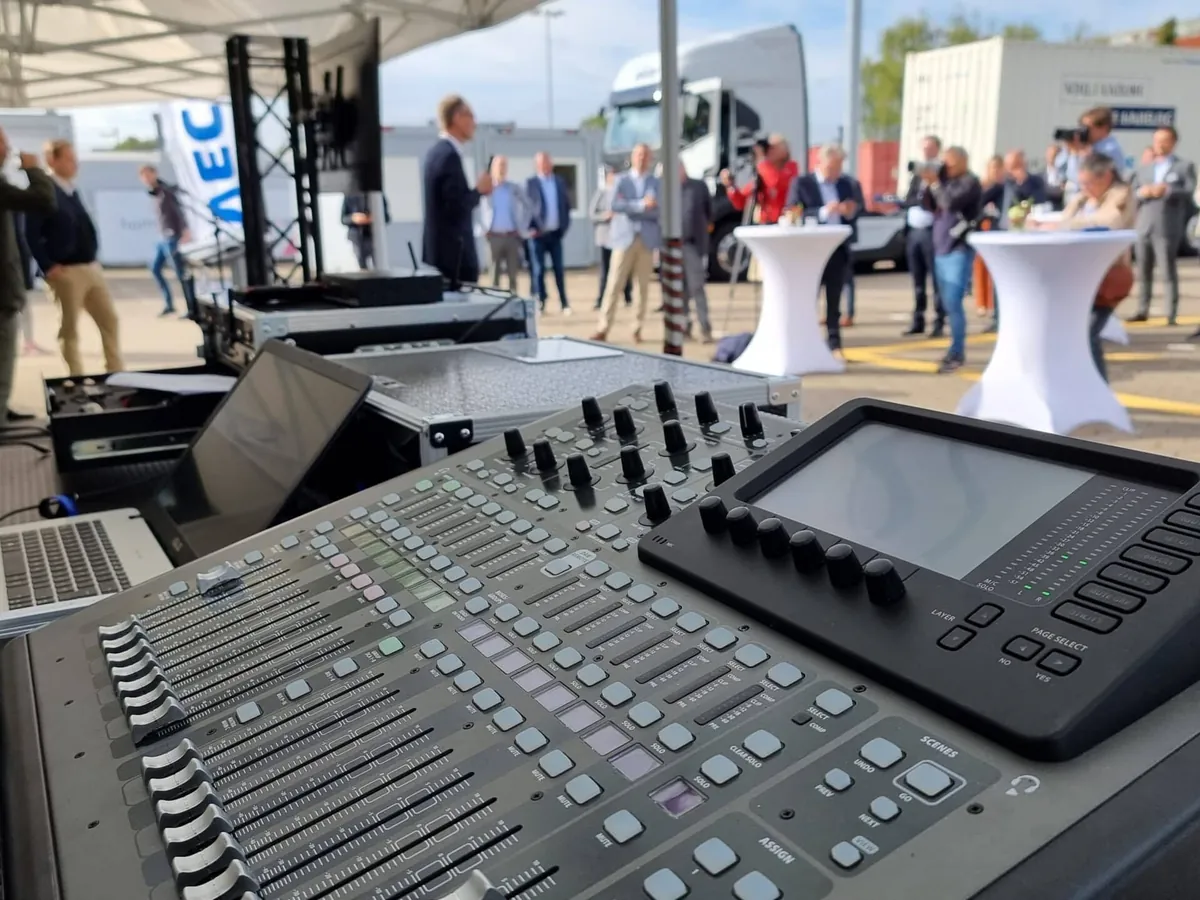 Digitales Mischpult vor einem Kundenevent in Hamburg