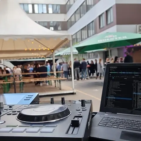 Liveband beim Sommerfest mit DJ-Equipment