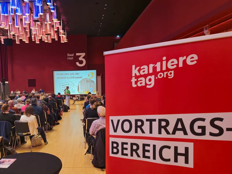 Vortragsbereich mit Licht und Projektion beim Karrieretag in Saal 3