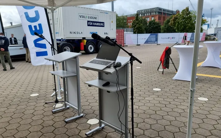 Präsentation ETruck Mikrofone mit Rednerpult