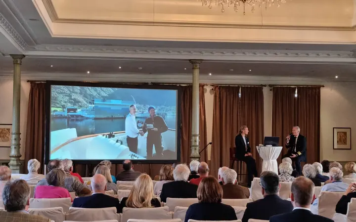 Präsentation mit Beamer und Leinwand mieten in Hamburg