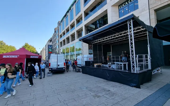 Trailer Stage Bühne in Hamburg mit Technikaufbau