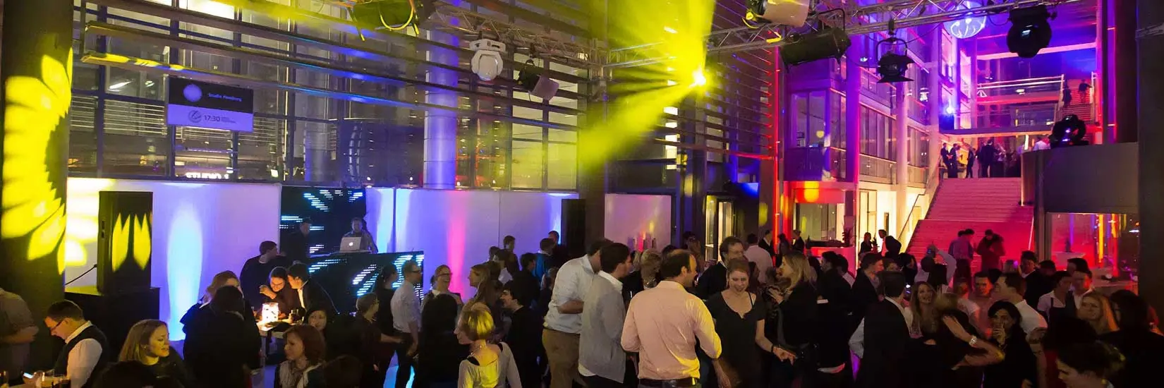 Lichteffekte und Tanzfläche bei einem Firmenevent