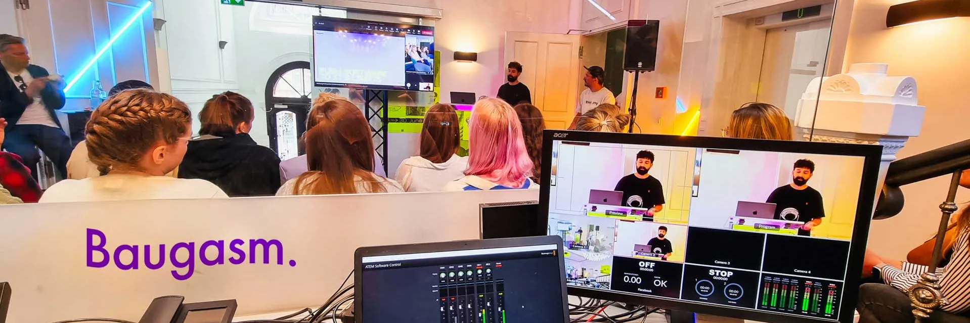 Streaming-Regie mit Kamera und Monitoren bei einem Hybrid-Event