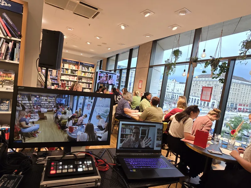 Streaming-Regie mit Bildmischer, Monitor und Laptop bei einer Lesung in Hamburg
